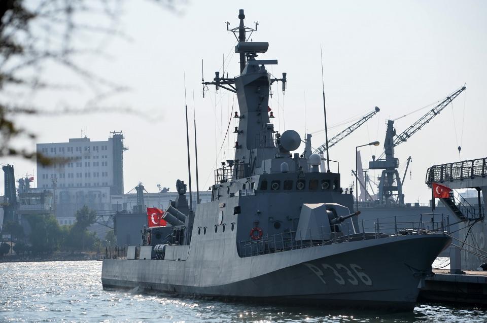 <p><strong>"Biz, bayram, tatil ayrımı yapmaksızın buradayız"</strong></p>
<p>Görev kapsamında Doğu Akdeniz'in önemli liman kentlerinden Mersin'in açıklarında bulunan hücumbotta AA muhabirine açıklama yapan Deniz Binbaşı Çağlar Kılıç, "Yüce Türk milletinin bana emanet ettiği TCG Zıpkın Hücumbotu'nun komutanı olarak, şanlı Türk sancağını Akdeniz Kalkanı Harekatı kapsamında Doğu Akdeniz'de gururla dalgalandırırken böyle özel ve önemli günlerde ailemizden uzakta bulunmak, tabii ki bizim için hüzün verici bir olay fakat Türk sancağını denizlerde taşımanın onurunu, buradaki silah arkadaşlarımla beraber yaşamanın mutluluğu apayrı." dedi.</p>