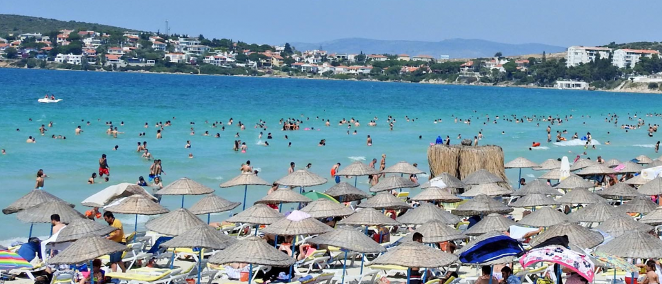 <p>Çeşme’de 1 milyon kişinin olduğu söyleniyor. İnşallah öyledir. Yerli ve yabancı turistlerin çok olmasını diliyoruz” ifadelerini kullandı.</p>
<p> </p>