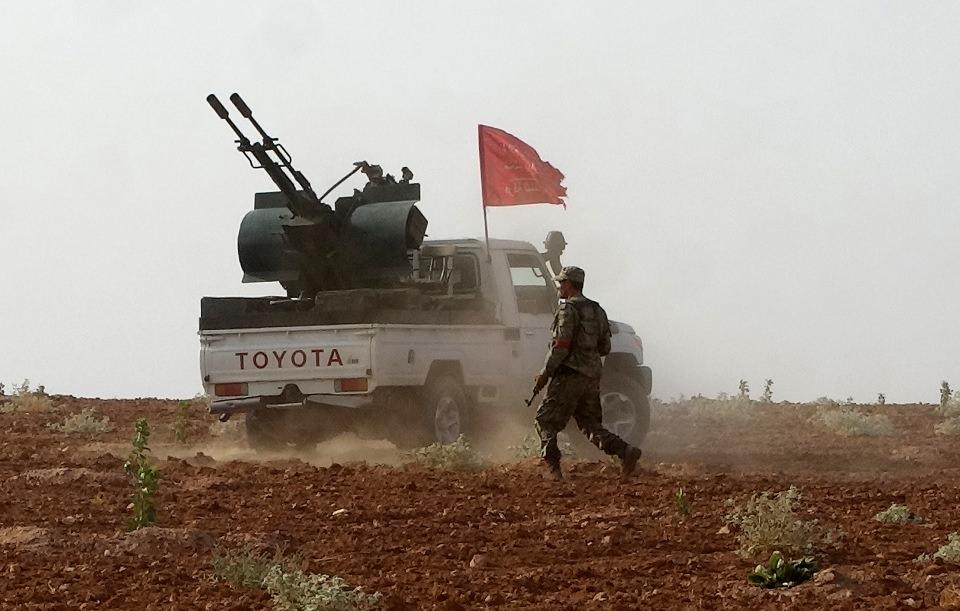 <p><strong> Acil hastalar da vatanlarında tedavi edilmeye başladı</strong></p>
<p>Türkiye ilk olarak Cerablus ilçesinde günlük yaklaşık 400 hastaya hizmet veren devlet hastanesi inşa etti.</p>
<p>Bab'da Hikmet Hastanesi, Azez ilçesinde ise Ehli Hastanesi onarılarak faaliyete geçirildi. Azez'de günlük 500 hastaya hizmet veriliyor.</p>
<p>Mare ve Çobanbey bölgelerinin yanı sıra Bab'daki ihtiyacı karşılamak için de 200 yataklı hastanelerin inşası hızla devam ediyor.</p>
<p>Böylece bölgedeki acil hastaların tek çarelerinin Türkiye'ye getirilmek olması yerine kendi vatanlarında tedavi edilebilmeleri amaçlanıyor.</p>
<p><em>Zuğra Köyü'nü terör örgütü DAEŞ'ten geri alan ÖSO'ya bağlı birlikler, belirlenen noktalarda bekleyişlerini sürdürüyor.</em></p>