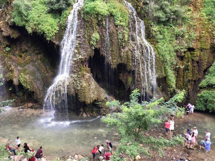 <p>Kuduban, travertenler bölgesinden itibaren yürüyüş yolları olduğuna da dikkati çekerek, şunları söyledi:</p>