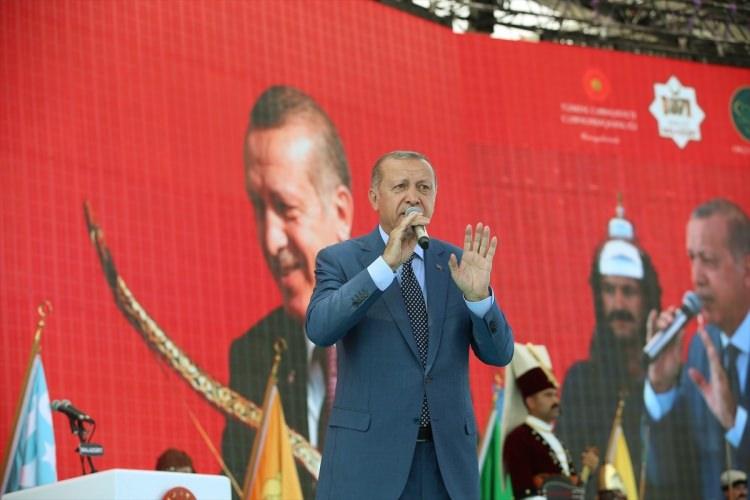 <p>Türkiye Cumhurbaşkanı Recep Tayyip Erdoğan, Malazgirt'te gerçekleştirilen "Anadolu'nun Fethi Malazgirt 1071 Anma Programı"na katılarak bir konuşma yaptı</p>
