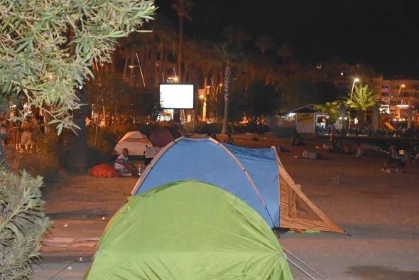 <p>Marmaris Belediyesi Özel Kalem Müdürü Sedat Kirt, "Geçtiğimiz yıllarda halk plajlarında çadır kurulmasına izin vermiştik. Ne yazık ki her yer çöp ile dolmuş ve ciddi kirlilik yaşanmıştı. <br />
<br />
Bunun üzerine halk plajlarına çadır kurulmaması için tabelalar asıldı. Belediye ve turizmcilerin, bayram öncesi ’Rezervasyonsuz gelmeyin’ uyarılarına rağmen otellerde oda soran çok. Halk plajlarına çadır kurulamaması kararıÿİlçe Turizm Koordinasyon Kurulu onayından da geçmiştir. Çünkü ortada güvenlik, temizlik ve hijyen sorunu mevcut" dedi.</p>