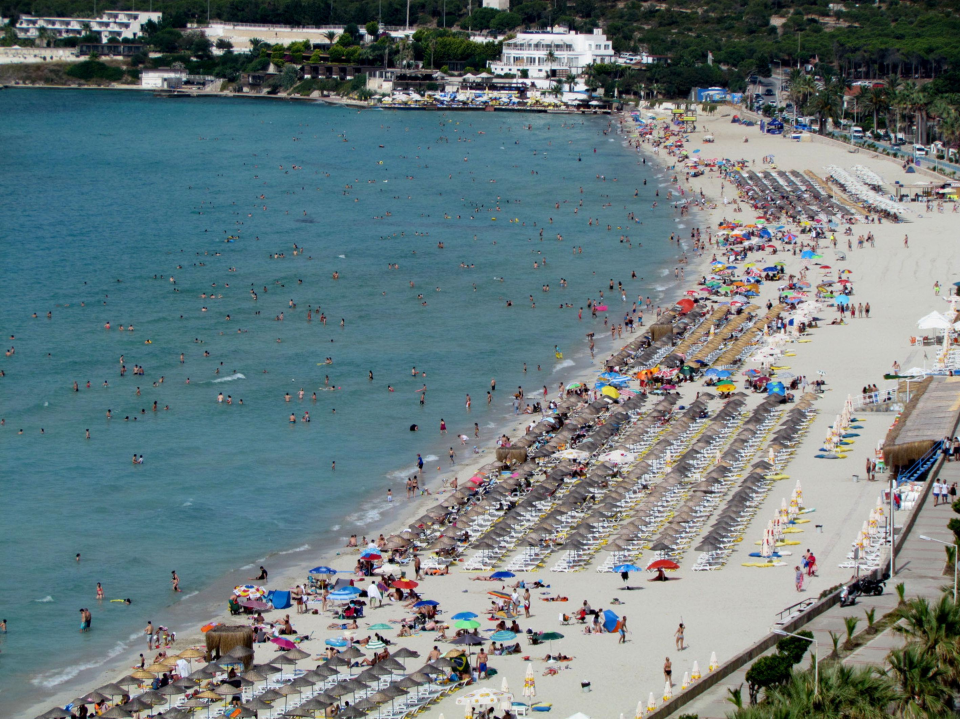 <p>10 gün daha Çeşme’de kalacağız” derken, 26 senedir her yıl Çeşme’de yaptığını belirten İzmirli Nurgül Özalp de "Her sene buradayız. Sağlıklı olduğumuz sürece tatil yapmaya devam edeceğiz.</p>
<p> </p>