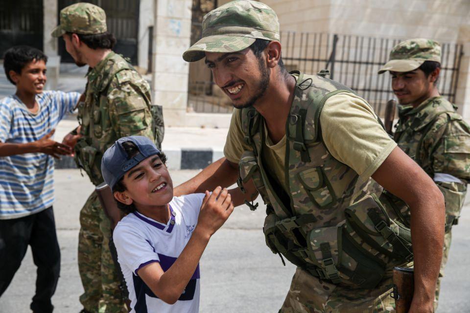 <p>Toplamda 6 ay süren operasyon, Gaziantep'in Karkamış ilçesinin karşısındaki Suriye topraklarında yer alan Cerablus'tan başladı. </p>

<p><em>Özgür Suriye Ordusu'nun kontrolü ele geçirdiği Suriye'nin Halep kentine bağlı Cerablus ilçesinde daha güvenli bir hayata kavuştuklarını belirten çocuklar, mutluluklarını askerlerle paylaştı.</em></p>

<p> </p>
