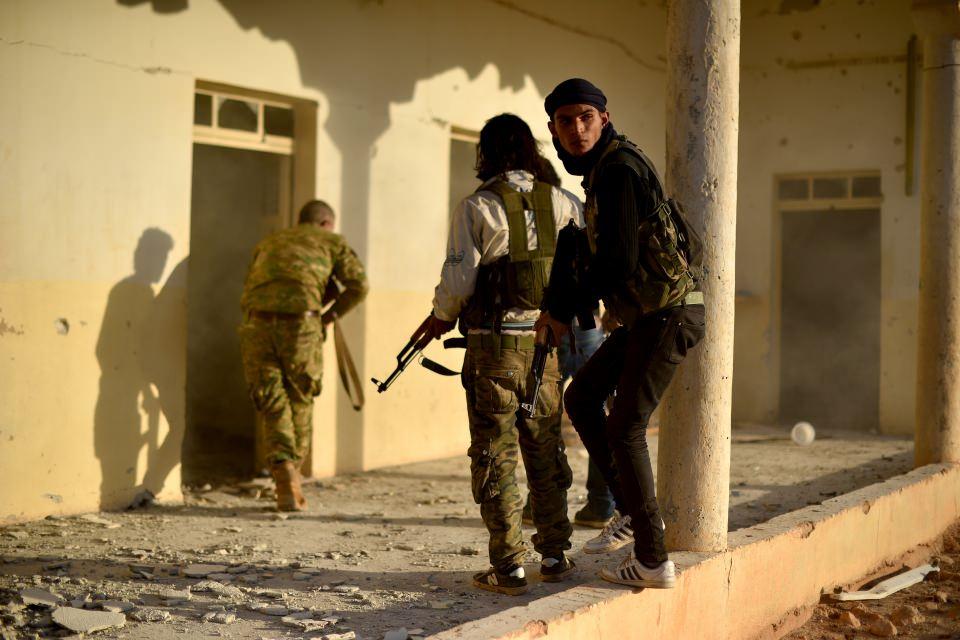 <p>Ayrıca bölgenin geçim kaynağı olan tarım ve küçükbaş hayvancılık faaliyetleri de eski düzeyine döndü.</p>
<p><em>ÖSO birlikleri, Baruze köyünde geri aldıktan sonra DEAŞ militanlarının saklanabileceği ihtimali ve mayın temizleme gerekçesiyle bölgedeki yerleşim yerlerine girerek arama yaptı.</em></p>