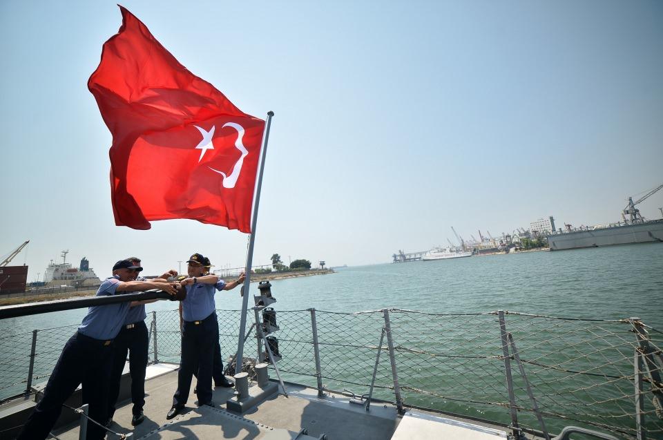 <p>Kılıç, Deniz Kuvvetleri personelinin, Büyük Önder Atatürk'ün "Yurtta sulh, cihanda sulh" ilkesi çerçevesinde Türk bayrağını mavi sularda dalgalandırmaya devam ettiğini belirterek, gece gündüz görevde olduklarını söyledi.</p>

<p> </p>
