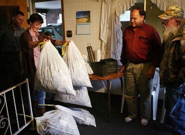 <p>Poşetler dolusu para bulan çift, eski ev sahiplerine parayı teslim ettiler.</p>

<p> </p>
