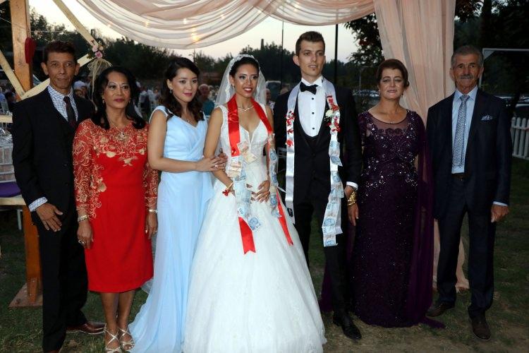 <p>Düğüne, gelinin Çin'den gelen annesi Violeta, babası Jose Pinto ve dostları ile damadın annesi Gönül, babası Ayhan Barlas ve çevresi katılım gösterdi.</p>
