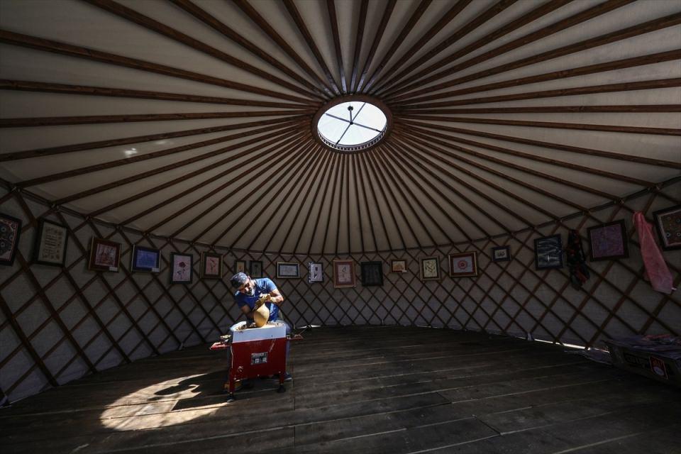 <p>Bitlis'in Ahlat ilçesinde Malazgirt Zaferi'nin 947. yıl dönümü kutlama programı törenle başladı. Programa katılan Çömlek ustaları kırgız çadırlarında çömlek yaptı.</p>
<p> </p>