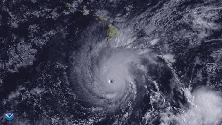 <p>ABD'nin Hawaii adasını tropik fırtına vurdu. Hızı saatte 160 kilometreye ulaşan rüzgar ve aşırı yağış büyük hasara yol açtı.</p>
