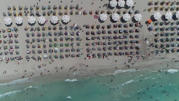 <p>İzmir’in gözde tatil ilçesi Çeşme, Kurban Bayramı'nda nüfusunun 25 katı turiste ev sahipliği yapıyor. Çeşme’deki oteller ve pansiyonlar dolarken, ilçe günübirlik tatilcilerin de uğrak mekanı oldu.</p>
<p> </p>