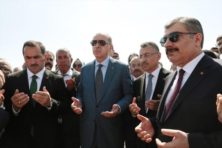 <p>Cumhurbaşkanı Recep Tayyip Erdoğan, Bitlis'in Ahlat ilçesindeki Selçuklu Meydan Mezarlığı'nı ziyaret ederek şehitler için dua etti. Daha sonra Malazgirt'e geçen ve Anma Programı'na katılarak konuşma yapan Erdoğan, günün anısına da fidan dikti.</p>
