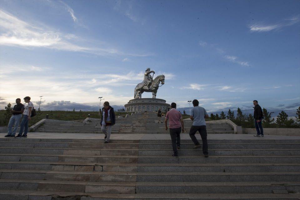 <p>Rivayete göre Cengiz Han'ın bir savaş sonrasında altın kırbaç bulduğu tepeye yapılan heykel, insan eliyle yapılan 100 harika arasında yer alıyor.</p>

<p> </p>
