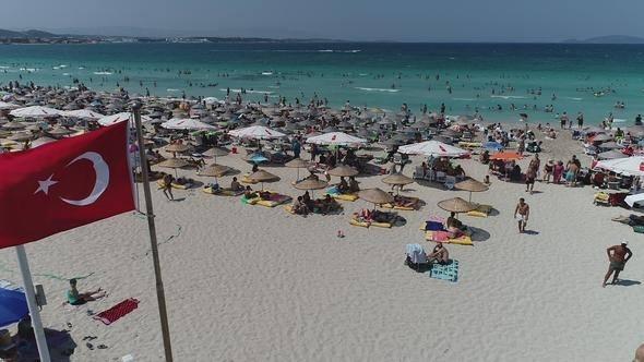 <p>Bu tatil grubu kalitenin ne olduğunu çok iyi biliyor. Bizim bu bilinçli ziyaretçilere kötü mal satmamız mümkün değil. Kötü servis de veremeyiz. </p>

<p>Bu gelir grubunu mutlu etmek o kadar kolay da değil ama onlara hizmet vermekten mutluyuz ve onları çoğaltmak içinde gayret edeceğiz. Yani Çeşme, çok ucuz bir tatil destinasyonu değil ama fiyat fayda dengesini koruyan bir yapıya sahiptir."</p>
