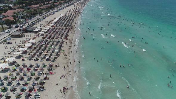 <p><strong>“Gece-gündüz doluyuz”</strong><br />
<br />
Çeşme Turistik Otelciler Birliği (ÇEŞTOB) Başkanı Yakup Demir yazılı açıklamasında, “Çeşme’de bayram doluluğu en üst sınıra ulaşmış durumda. Yoğun ve dolu geçen bir sezonun 9 günlük bayram tatili ile buluşması da bu doluluğa sinerji oldu. Çeşme, bayram süresince nüfusunun 25 katı ziyaretçiyi sorunsuz bir şekilde ağırlıyor.</p>