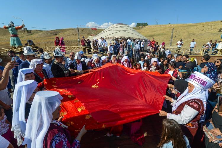 <p>Malazgirt Zaferi'nin 947. yıl dönümü kapsamında 50 kişilik ekiple Bitlis'in Ahlat ilçesine gelen Kırgız Türkleri, yöresel yemekleri, kıl çadırları, geleneksel kıyafetleri, ata sporları ile kutlamalara renk katıyor.</p>