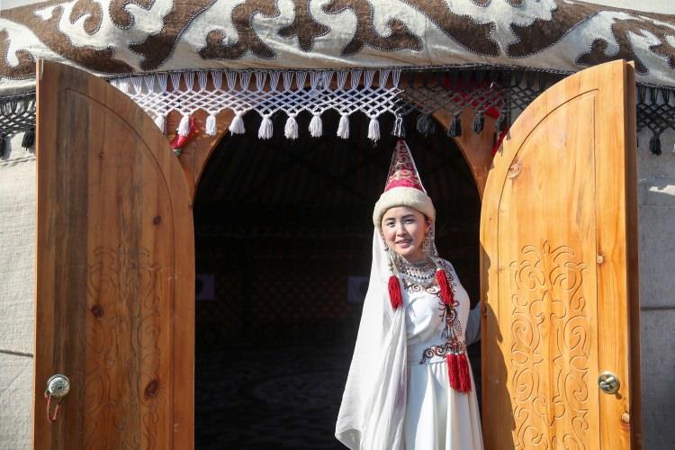 <p>Etkinlik alanındaki kutlamalara katılan vatandaşlar, Kırgız kadınlarının hazırladığı yöresel yemeklerinin tadına bakarken, geleneksel kıyafetleriyle fotoğraf çekebilmek için birbirleriyle yarışıyor.</p>