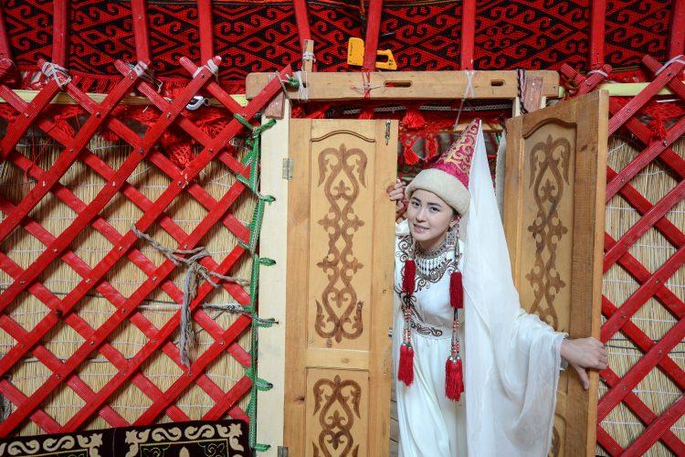 <p>Türkiye'nin bir çok yerindeki festival ve etkinliklere katılarak kültürlerini tanıtan Kırgızlar, Türkiye'de huzur içinde geleneklerini gelecek nesillere aktarabilmenin mutluluğunu yaşıyor.</p>
