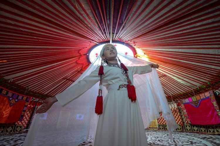 <p><strong>"Kültürümüzü her yerde tanıtıyoruz"</strong></p>

<p>Kırgız Türklerinden Kenan Aytaç, AA muhabirine yaptığı açıklamada, Ulupamir'de kurdukları imalathanede Kırgız kültürüne ait kişisel tasarımların yanı sıra, ok, yay ve zırh ürettiklerini söyledi.</p>
