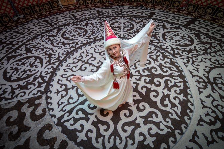 <p><strong>"Yöresel yemeklerimizi ikram ediyoruz" </strong></p>
<p>Zeyvegül Erçetin ise Türkiye genelinde düzenlenen etkinliklerde yöresel yemekleri hazırlayarak misafirlere ikram ettiklerini dile getirdi.</p>