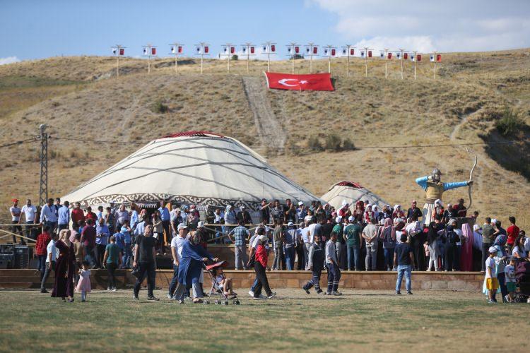 <p>Yemeklerinin et ve hamur ağırlıklı olduğunu, yöresel isimleriyle sunduklarını belirten Erçetin, "Burada 45 kişiyle çalışıyoruz. Sabah erken saatlerde geliyoruz. Kendi geleneklerimize, kültürümüze göre yemekler var. </p>