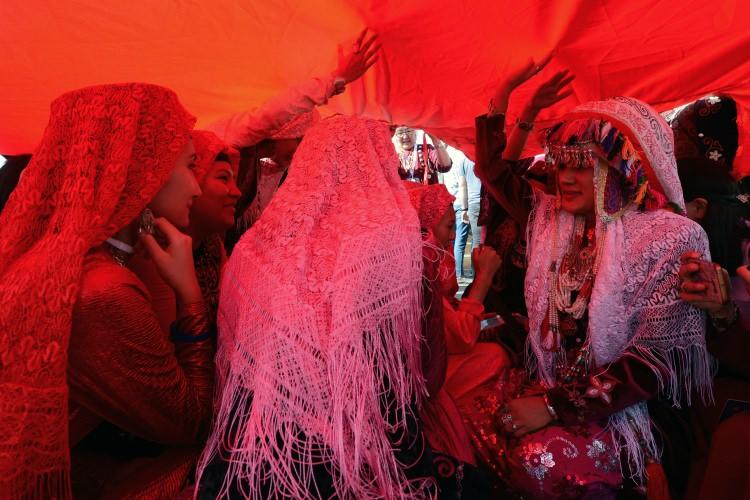 <p>'Kömüşte nan' dediğimiz ekmeğimiz var. Kömeştenlerimiz var. Onların içine hamur bırakarak köz içinde pişiriyoruz. Daha sonra keserek servis ediyoruz. İnsanlar bunu seviyor ve beğenerek yiyor. Aslında damak tadımız aynı. Olumlu tepkiler alıyoruz. Tüm festivallerde yer alıyoruz. Kırgızistan'dan göç ettikten sonra da geleneklerimizi yaşatıyoruz. Kendi köyümüzde kıyafetlerimizle dolaşıyor ve kendi dilimizi konuşuyoruz." ifadesini kullandı.</p>