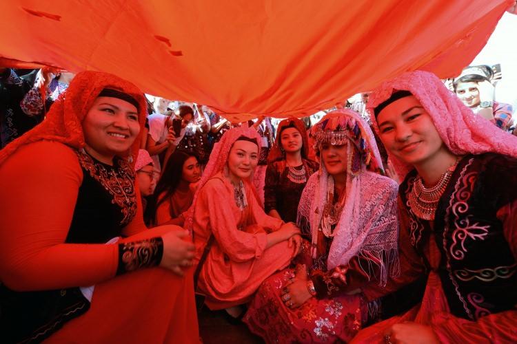 <p>Nezafet Asyalı ise 1982'den bu yana Kırgız halkı olarak Ulupamir'de yaşadıklarını anımsatarak, "Geleneksel kültürümüzü ülkeye tanıtmamız açısından bu tür etkinlikler çok güzel oluyor. Kültürümüzü tanıtmak için birçok ile giderek etkinliklere katılıyoruz. Kıyafetlerimiz, herkesin farklı oluyor. Kızlardan bekar olanlar kırmızı eşarp takar genellikle, evliler de beyaz takarlar. Kıyafetlerimizi de geleneksel olarak kendimiz hazırlıyoruz." diye konuştu.</p>
