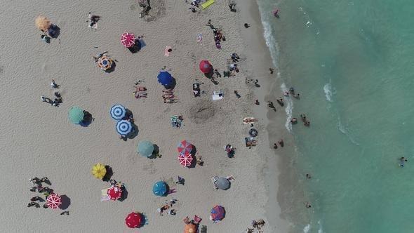 <p><strong>"Çeşme’den vazgeçemiyoruz”</strong></p>

<p>Almanya’dan Çeşme’ye tatil yapmaya gelen Songül Avcı, “Almanya’dan Çeşme’ye, önce 15 günlüğüne geldik, sonra 4 gün tekrar Almanya’ya döndük, bayram nedeniyle yine Çeşme’ye geldik.</p>
