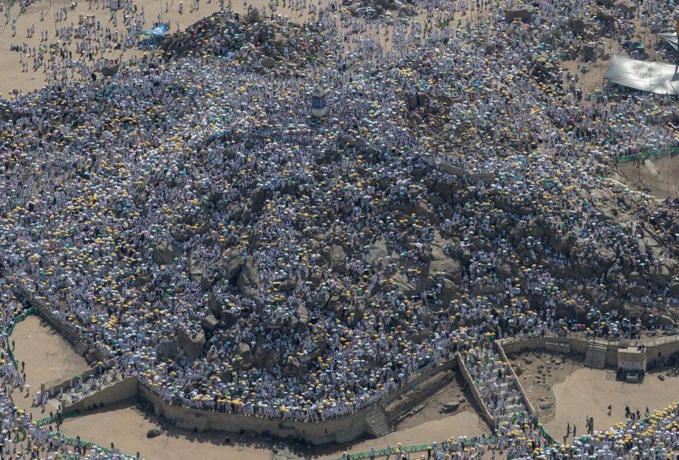 <p>Hac farizasını yerine getirmek üzere kutsal topraklarda bulunan milyonlarca hacı adayı, Arafat'ta öğle ile ikindi namazlarını öğle vaktinde kılarak cem (cem-i takdim) etti.</p>

<p> </p>
