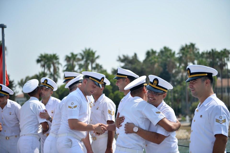 <p>Deniz Binbaşı Çağlar Kılıç komutasındaki 46 kişilik mürettebat, ailelerinden ve sevdiklerinden uzak geçirdikleri bayramı, zamanla evleri bildikleri hücumbottaki silah arkadaşlarıyla kutladı. </p>

<p> </p>
