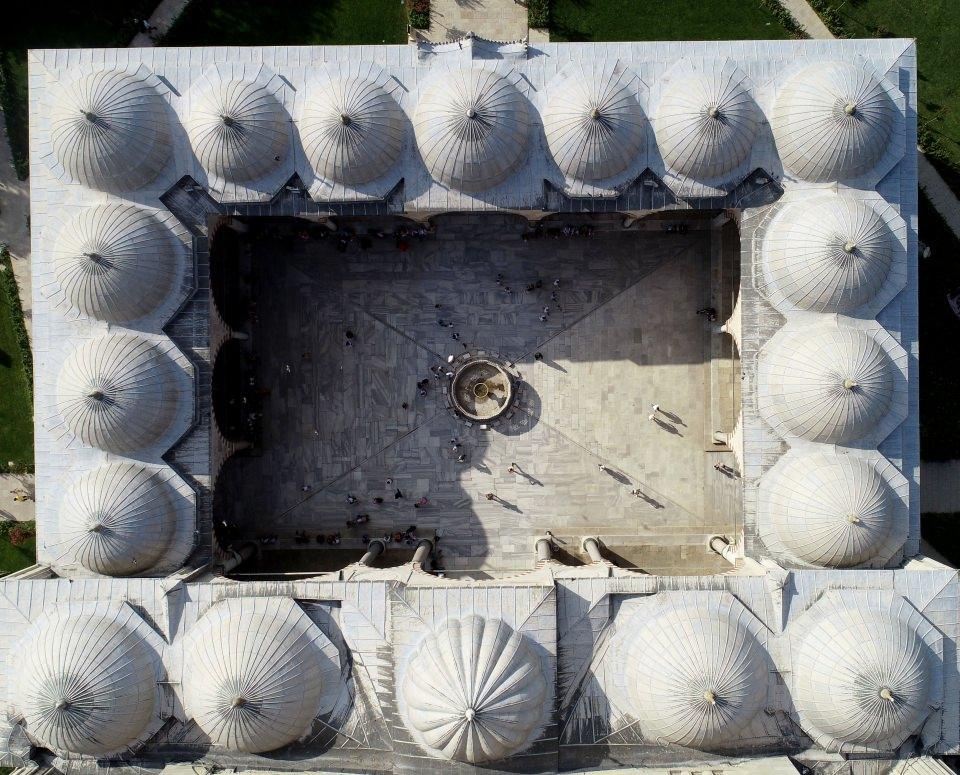 <p><strong>Selimiye Camisi'nin önemli bir kültür ve ibadet merkezi olduğunu ifade eden Hacıoğlu, şunları kaydetti:</strong></p>

<p>"Selimiye Camimizi 300 bin kişi ziyaret etti. Çok şükür bu yıl hem anavatana gelirken hem de giderken gurbetçilerimiz camimize uğradılar. Dolayısıyla bu da ayrı bir memnuniyet oluşturdu. Bu hem kentimizin ekonomisine hemde turizmine büyük katkı sağladı. Selimiye ile tarihi camilerimiz de çok sayıda ziyaretçi aldı. Edirne Kültür ve Turizm Müdürlüğü Turizm Enformasyon Büromuz bayramın birinci gününden itibaren açıktı ve görevlilerimiz Edirne'ye gelen tarihi ve turistik yerleri görmek isteyenleri bilgilendirdi."</p>
