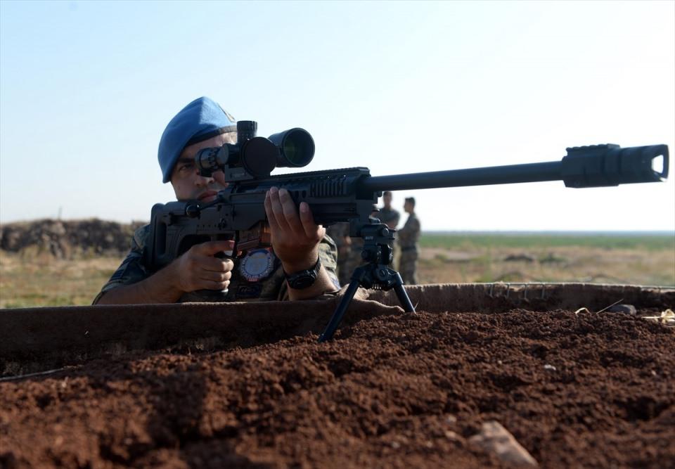 <p>Kilis'teki Şehit Mehmet Hudut Karakolunda konuşlu 13. Hawk Batarya Komutanlığında eli tetikte, gözü sınır hattında olan Mehmetçik, Kurban Bayramı'nı ailelerinden uzakta nöbet arkadaşlarıyla geçiriyor.</p>
<p> </p>