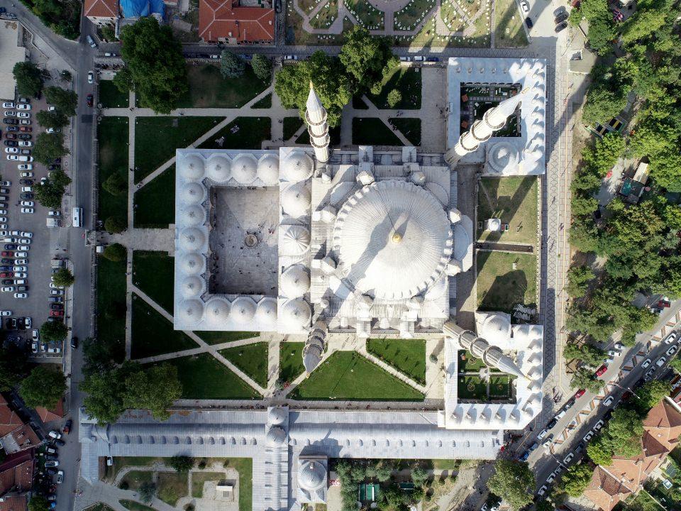 <p>Ege ve Akdeniz kıyılarına gitmeyenlerin tatilini kısa turlar yaparak Edirne ve Trakya'daki tatil yörelerinde geçirdiği belirten Hacıoğlu, "Kısa turlarla Edirne'ye gelenler UNESCO Kültür Mirası Selimiye'yi görmeden gitmediler. Bayramdan önce 150 bin ziyaretçi beklediğimizi belirtmiştik ancak gördüğümüz kadarıyla ziyaretçi sayısı bizim beklentimizin iki katına çıktı." diye konuştu.</p>
<p> </p>