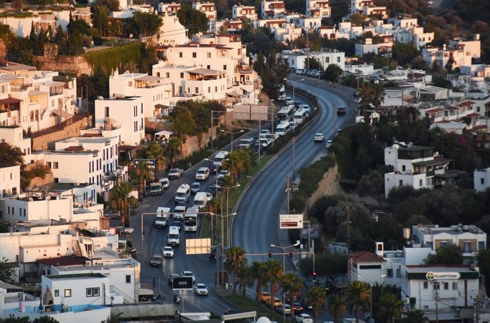 <p>Marmaris’in, günlük 100 bin kişilik misafiri var. Bayram süresince çok yoğun olacak.</p>

<p> </p>
