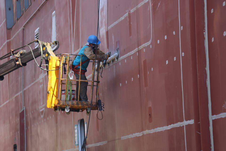 <p>D&uuml;nya ticaretinin &ouml;nemli ara&ccedil;larından gemilerde de otomobillerde olduğu gibi hibrit veya elektrikli motorlar kullanılmaya başladı. Son 10 yıldır başta Norve&ccedil; ve Hollanda gibi gelişmiş &uuml;lkelerde elektrikli gemiler daha sık kullanılıyor.</p>

<p>&nbsp;</p>
