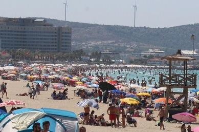 <p>Çeşme’den vazgeçemiyoruz. Çeşme çok güzel, cennet gibi. Çeşme her sene kalabalık. Bence fiyatlar da gayet normal. Buraya ailemle geldim.</p>
<p> </p>