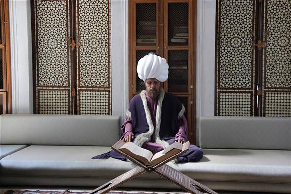 <p><strong>PADİŞAH VE SULTAN KIYAFETLERİ DE GÖRÜLEBİLECEK</strong><br />
<br />
Yakın zamanda Saray mutfaklarının ziyarete açıldığını ifade eden Erdoğdu, "Önümüzdeki 3 ay içinde mutfak koğuşlarını ziyarete açacağız. Saray mutfağı konseptine uygun olarak Saray'da kahve, Kiler-i Amire'ye atfen saklama ve depolama kapları ile mutfak araç gereçleri sergilenecek. Yine Seferli Koğuşu'nda padişah elbiseleri, aksesuarları, şehzade ve sultan kıyafetleri sergilenecek, Osmanlı kumaşlarına da ışık tutulacak. Bunlar sergilenirken Seferli Koğuşu'nun restorasyonu esnasında çıkan mimari kalıntılar da sergilenmiş olacak" diye konuştu.</p>
