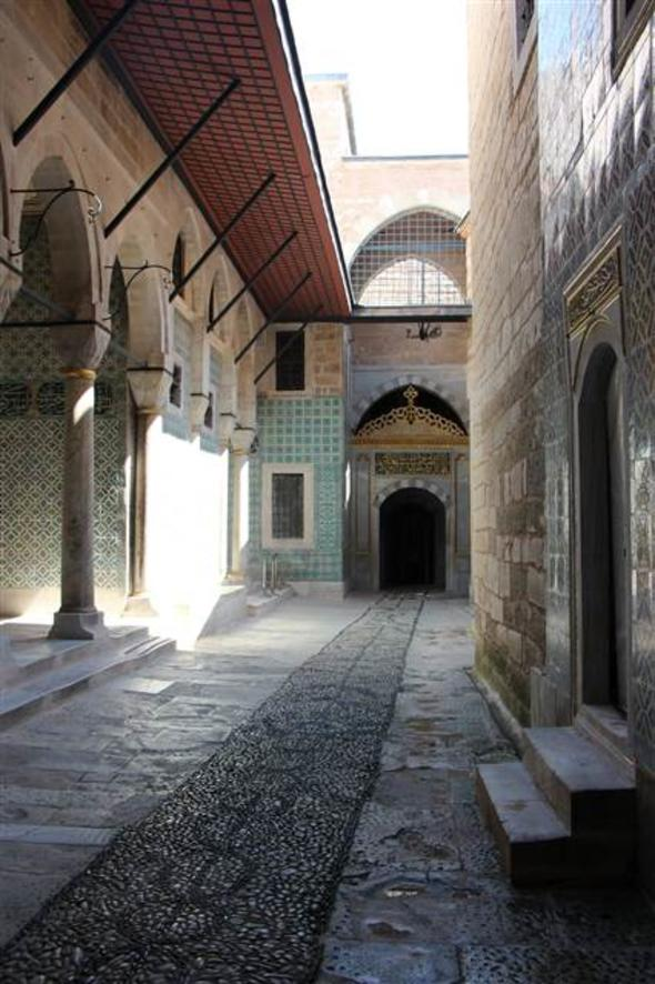 <p>Altın Yol ve hamamlarda çatılarından toplanan suyun kanal ve sarnıçlara iletildiği künkler (su yolları) tespit ettiklerini ve bunları cam muhafazalar arkasında koruyarak ziyaretçiye gösterdiklerini söyleyen Koyukan, ''Bu çalışmalar biz mimarlar için ve Topkapı Sarayı’nın tarihi gelişiminin izlenmesi açısından yeni kazanımlardır'' dedi.</p>
<p> </p>