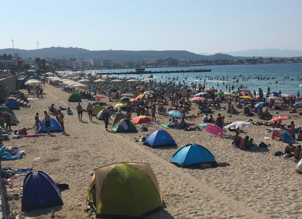 <p>Çeşme’nin son yıllarda Türkiye’yi aşan bir popülerliğe ulaştığını kaydeden Demir, şöyle devam etti:<br />
<br />
"Bu kadar popüler olmak rastlantı değil. Bu bir tecrübe ve yıllara uzanan hazırlığın meyvesidir. Çeşme’yi tatil yeri yapan ziyaretçiler de sıradan değil. Çeşme son zamanlarda meraklıların geldiği bir destinasyon gibi görünse de, daha çok tatil kültürü oluşmuş, nitelikli ve üst gelir grubuna sahip ziyaretçilerin geldiği bir beldedir.</p>