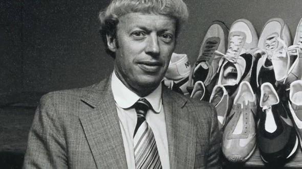 <p>Bugün dünyanın en çok satan spor ayakkabı markalarından biri olan Nike'ın kurucusu Phil Knight, sadece 50 dolar ile hayallerini inşa etmeye başlamış bir isim.</p>

<p> </p>
