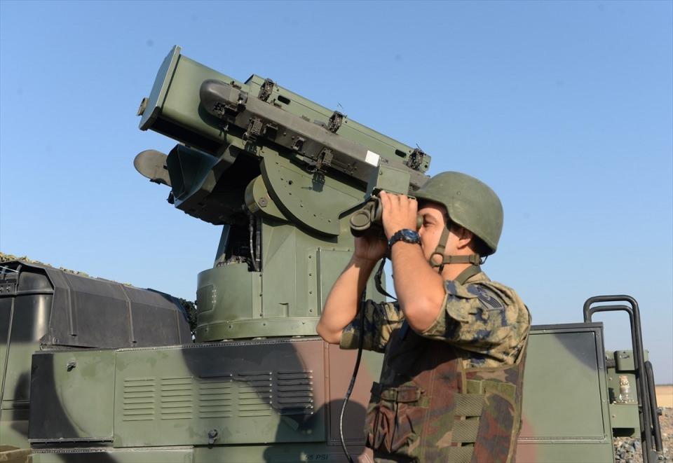<p>Terörle mücadelenin aralıksız sürdüğü Suriye sınır hattında, her türlü hava şartlarına rağmen 24 saat esasına göre vatan nöbeti tutan Mehmetçik, Kurban Bayramı'nda da görevini aynı hassasiyetle sürdürüyor. Mehmetçik bir yandan bayramı sevdiklerinden uzakta geçirmenin burukluğunu, diğer taraftan hudutta görev yapmanın gururunu yaşıyor.</p>

<p> </p>
