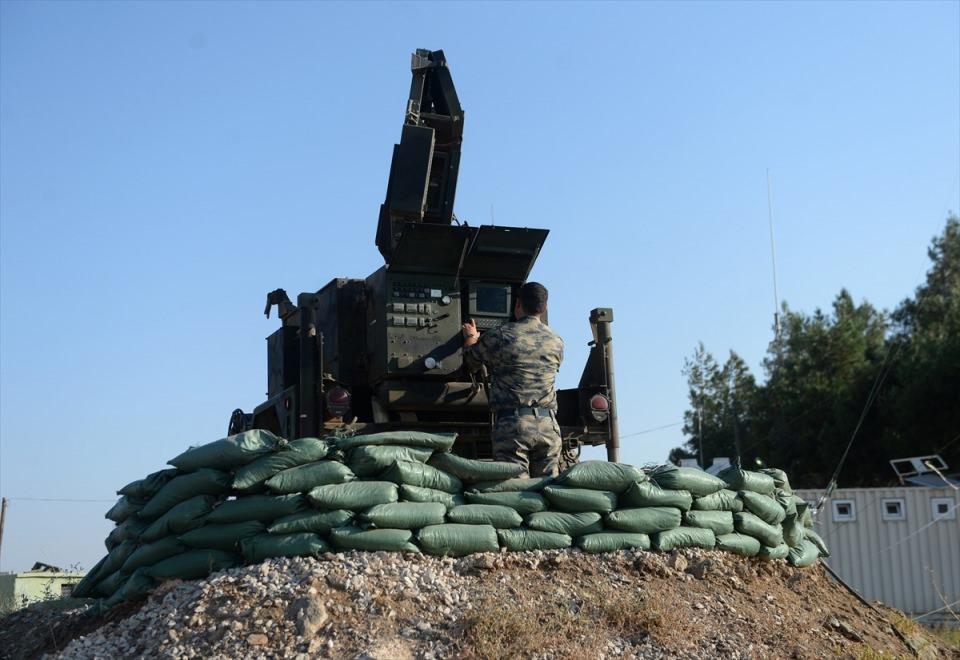 <p>Hava Savunma Kıdemli Başçavuş Hakan Öztürk, hudut hattında hava savunma görevi icra ettiklerini ve ailelerinden uzakta olduklarını ifade ederek, "Bu bizim için problem değil, içimizde hem hüzün hem sevinç var. Buradan tüm İslam aleminin bayramını kutluyorum. Oğlum Eymen ve kızım Elvin'e çok selamlar." diye konuştu.</p>
<p> </p>