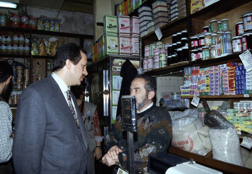 <p>İstanbul Büyükşehir Belediye Başkanı Recep Tayyip Erdoğan, esnaf ziyaretinde (7 May 1995)</p>
