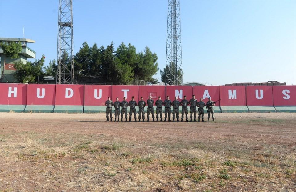 <p>Kilis'teki Şehit Mehmet Hudut Karakolunda konuşlu 13. Hawk Batarya Komutanlığında eli tetikte, gözü sınır hattında olan Mehmetçik, Kurban Bayramı'nı ailelerinden uzakta nöbet arkadaşlarıyla geçiriyor.</p>
<p> </p>