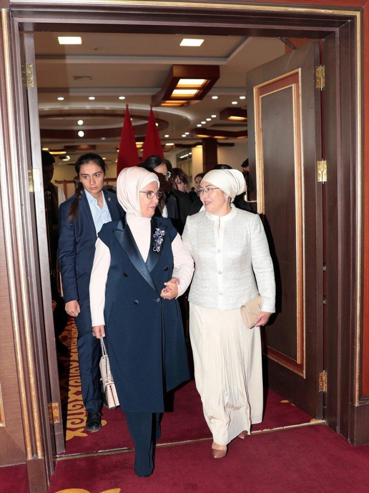 <p>Cumhurbaşkanı Erdoğan ve eşi Emin Erdoğan ile Kırgızistan Cumhurbaşkanı Ceenbekov ve eşi Aygül Ceenbekov'un, Şeref Salonu'nda düzenlenen tören alanındaki yerlerini almalarının ardından, iki ülke milli marşları çalındı.</p>