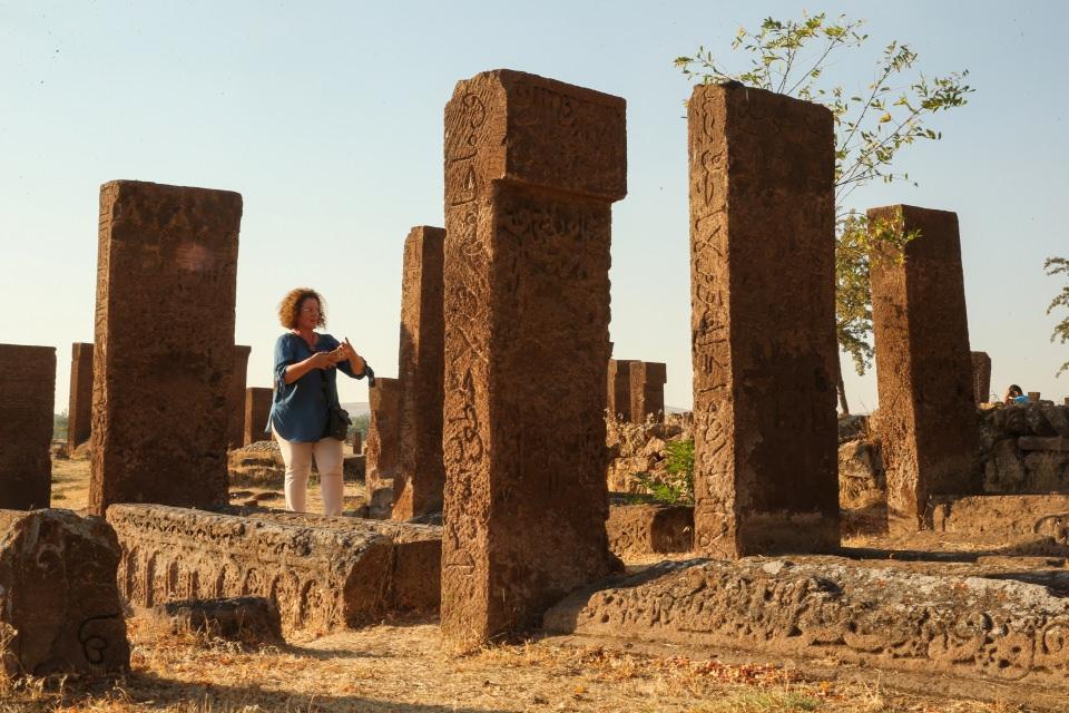 <p><strong>"Burada duygulanmamak mümkün değil"</strong></p>

<p>Tatil için Kanada'dan Türkiye'ye gelen Yasin Demir, Ahlat ve Malazgirt'te zafer etkinliklerinin düzenleneceğini öğrenince katılmak istediğini anlattı.</p>

<p>Bölgedeki tarih karşısında duygulanmamanın mümkün olmadığını aktaran Demir, "Burada çok güzel atmosfer oluştu. İnsanların buralara gelerek tarihini bilmesi çok önemli. Türkiye'nin birçok yerinden insanlar buraya geldi. Onlarla konuştuğumuzda buradaki insanların kendilerine sıcak davrandığını, evlerine davet ettiğini söyledi. Bu çok güzel bir şey." dedi.</p>
