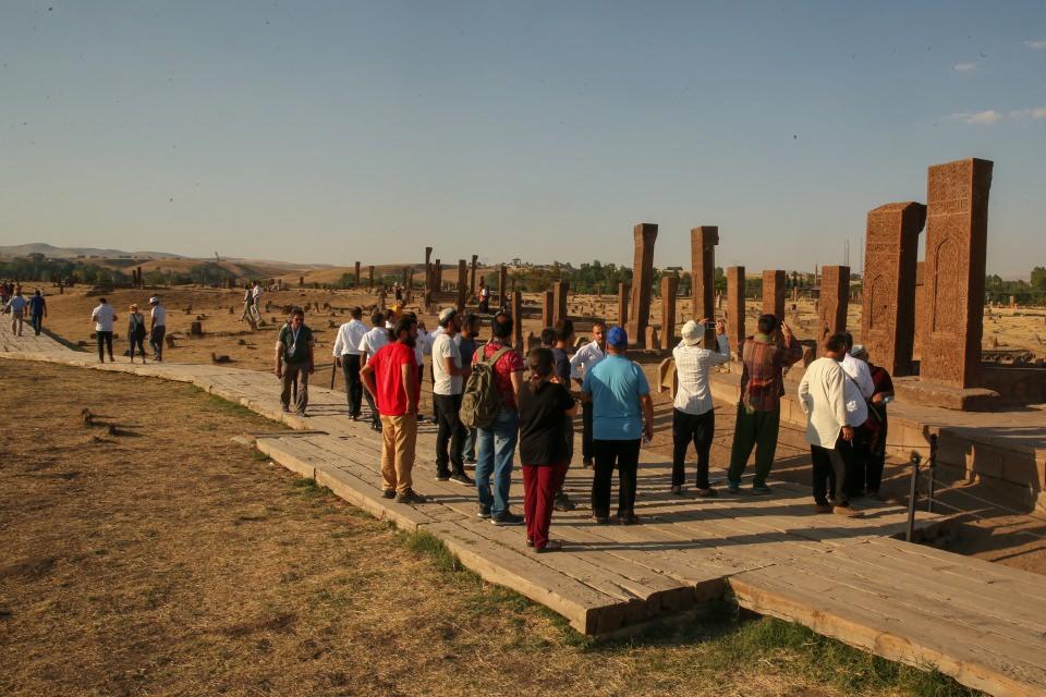 <p>Malazgirt Zaferi'nin 947. yıl dönümü etkinlikleri için Bitlis'in Ahlat ilçesine gelenler, UNESCO Dünya Kültür Miras Geçici Listesi'nde bulunan ve dünyanın en büyük Türk-İslam mezarlığı özelliğine sahip Ahlat Selçuklu Meydan Mezarlığı'nı da ziyaret etme fırsatı buldu.</p>
