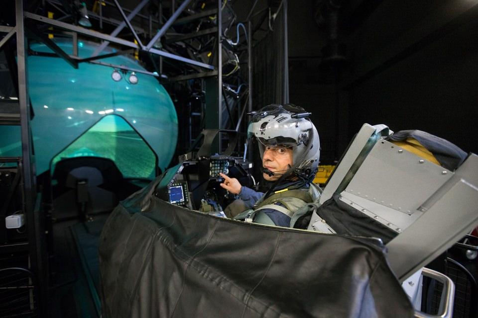 <p>Pilotlara, simülatörlerde hava silahlarını gerçek parametrelere uygun şekilde deneyimleyebilme imkanı ve harekat eğitimi de sunuluyor, birden fazla uçakla hava yer, hava-hava görevleri icra ediliyor. Hava yer mühimmatlarının eğitiminin de yapıldığı simülatörlerde yakın kol uçuşu, kolda kalkış ve iniş eğitimleri de hayata geçiriliyor.</p>