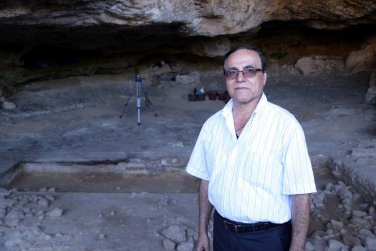 <p>Bulduğumuz yonga ise çörtten (silisli kaya) üretilmiş. Bu yonganın ilginç olan yanı ise alt bölümünde bulunan insan eliyle açılmış bir delik bulunmasıdır. Bu tür delikler genelde daha yumuşak ham maddeler üzerine süs objesi olarak kullanabilmek için açılır. Keçe Mağarası kazısında ele geçen bu yonga üzerindeki deliğin nasıl ve hangi amaçla açıldığı konusunda araştırmalar gerçekleştirilecektir."</p>
<p> </p>