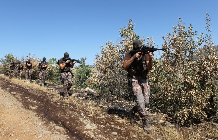 <p>Özel harekat polisleri, hava sıcaklığının 40 dereceyi bulduğu bölgede PKK'lı teröristlere yönelik operasyonlarını aralıksız sürdürüyor. </p>
